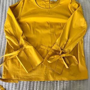 🌸 2 for $20 🌸 Gold blouse with tie sleeves and button back